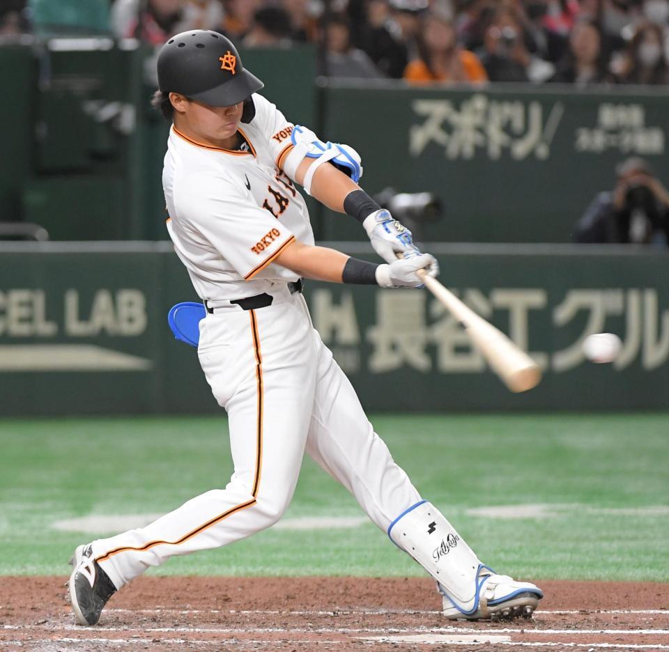 　６回、郡は左翼に走者一掃の適時二塁打を放つ（撮影・佐藤厚）