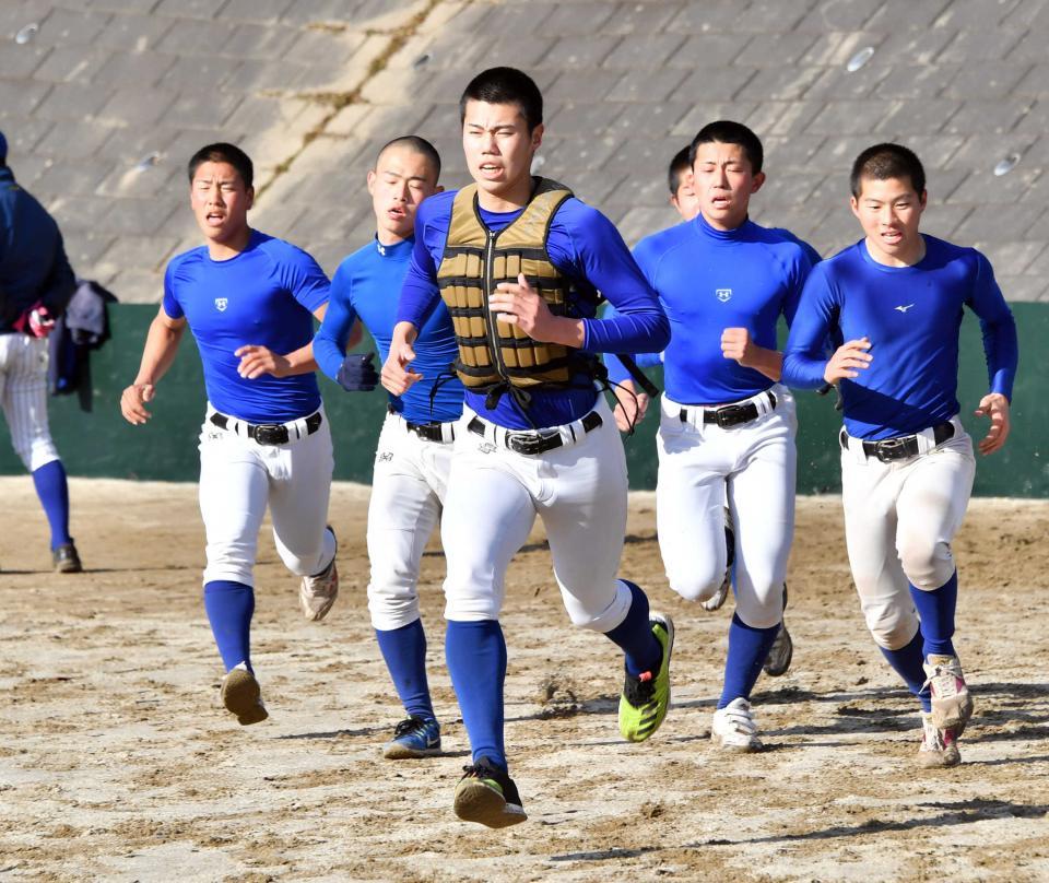 　センバツへ向け、ダッシュで汗を流す大谷拓海（中央）ら中央学院ナイン=２０１８年