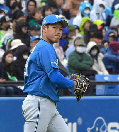 　１回、２度の牽制悪送球で無死三塁のピンチを招き顔をしかめる根本