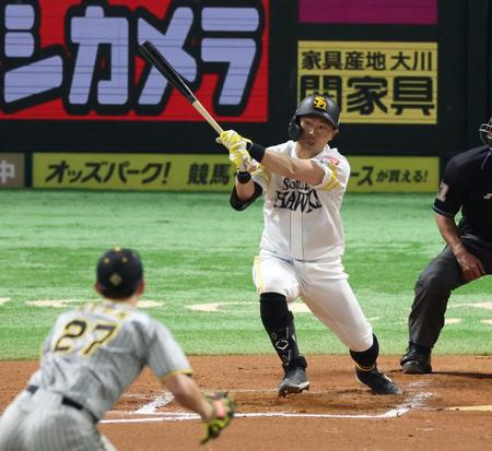 　６回、伊藤将から右前適時打を放つ中村晃（撮影・中田匡峻）