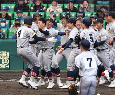 　９回、サヨナラ打の伊藤（左）を出迎える青森山田ナイン（撮影・佐々木彰尚）