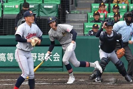 　９回、青森山田・伊藤がサヨナラ打を放つ（撮影・佐々木彰尚）