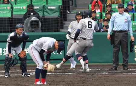 　９回、青森山田・伊藤の左前打で三走・吉川が生還しサヨナラ。京都国際・中崎、捕手・奥井はガックリ（撮影・佐々木彰尚）