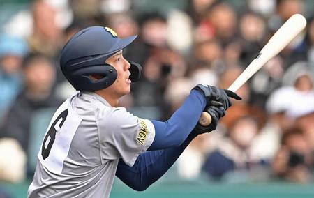 　９回、木製バットで青森山田・吉川が中越え三塁打を放つ