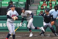 　９回、青森山田・伊藤がサヨナラ打を放つ（撮影・佐々木彰尚）