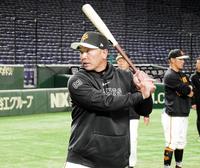 　打撃練習中、自らバットを握る阿部監督