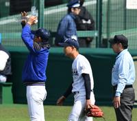 　６回、負傷交代となった宇治山田商・郷（撮影・佐々木彰尚）