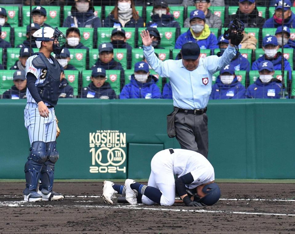 　３回、死球を受け倒れ込む宇治山田商・中川（撮影・佐々木彰尚）