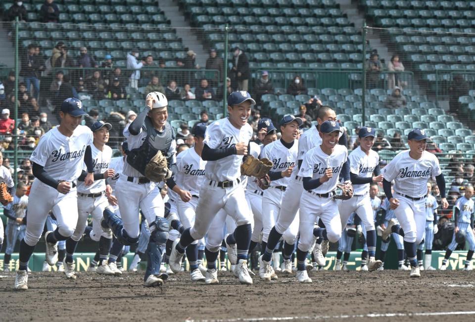 　試合に勝利し、駆け出す宇治山田商ナイン（撮影・石井剣太郎）