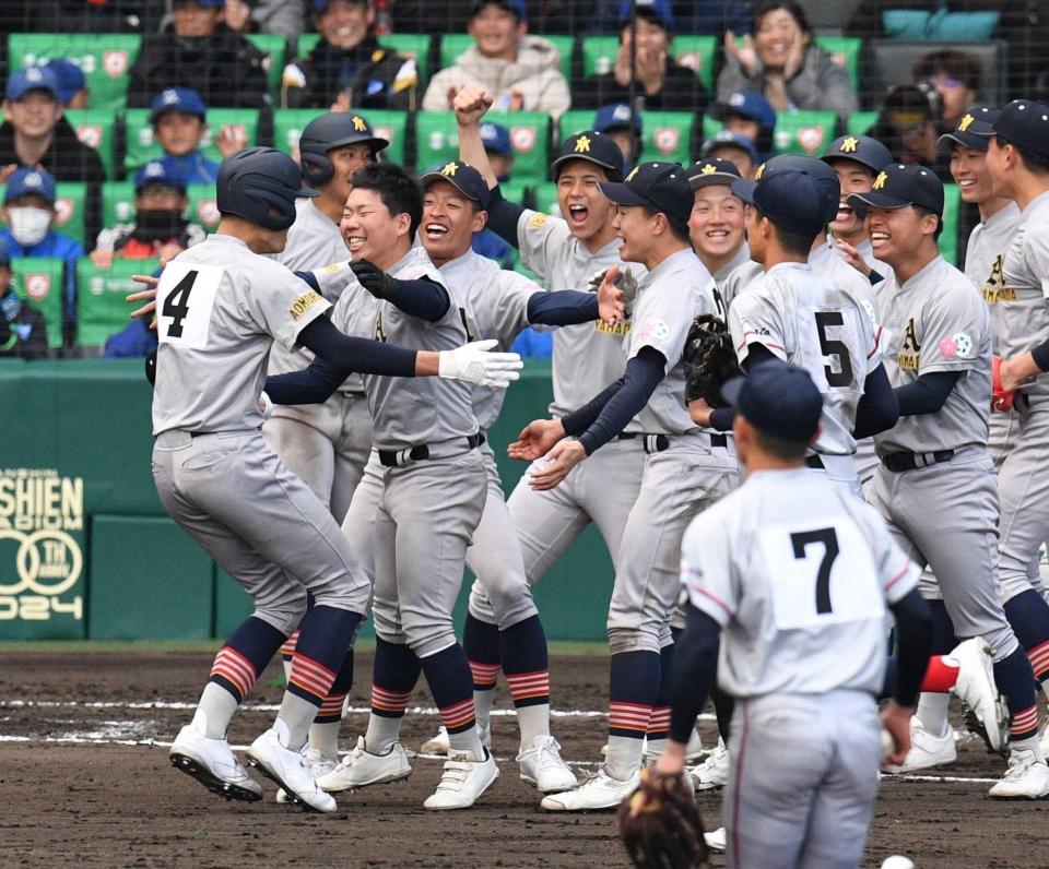 　９回、サヨナラ打の伊藤（左）を出迎える青森山田ナイン（撮影・佐々木彰尚）