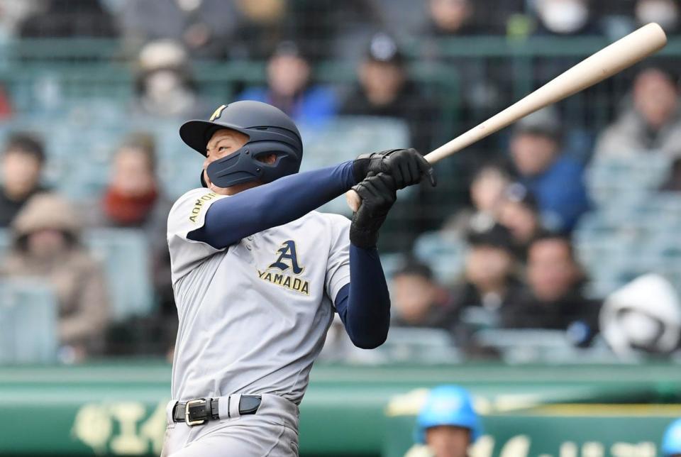 　９回、三塁打を放つ青森山田・吉川勇大（撮影・石井剣太郎）