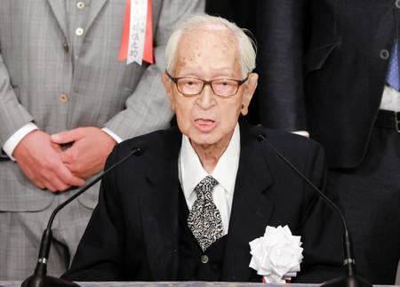 【写真】97歳でもビシッとスーツで登場の巨人・渡辺主筆　あいさつする姿がすごい
