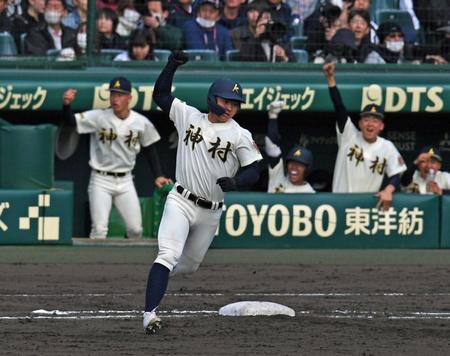 　３回、右越えにソロを放ち喜ぶ正林（撮影・佐々木彰尚）