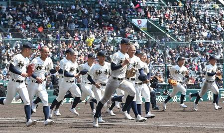 　作新学院に勝利し、駆け出す神村学園ナイン（撮影・北村雅宏）