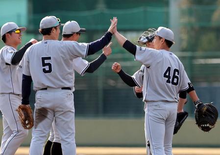 　初勝利を挙げ、タッチするくふうハヤテの田中健二朗（右）ら（撮影・山口登）