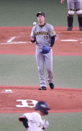 　３回、西川（手前）に右越えソロを浴びた青柳（撮影・中田匡峻）