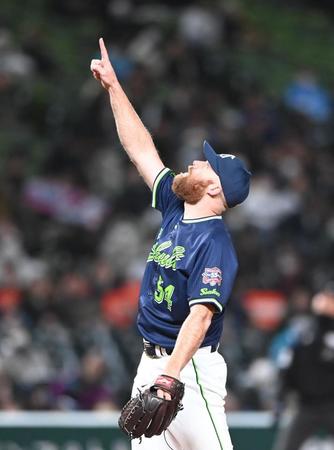 　５回、古賀を三飛に仕留め、指をさすサイスニード（撮影・園田高夫）