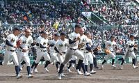 　作新学院に勝利し、駆け出す神村学園ナイン（撮影・北村雅宏）