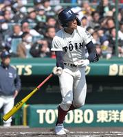 　６回、犠飛を放つ大阪桐蔭・ラマル（撮影・北村雅宏）