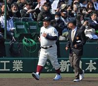 　あいさつに向かう大阪桐蔭・西谷監督（撮影・佐々木彰尚）