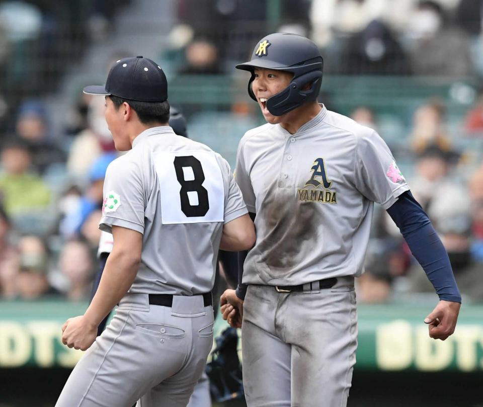 　９回、伊藤英のサヨナラ打で生還し、吠える青森山田・吉川（右）（撮影・石井剣太郎）