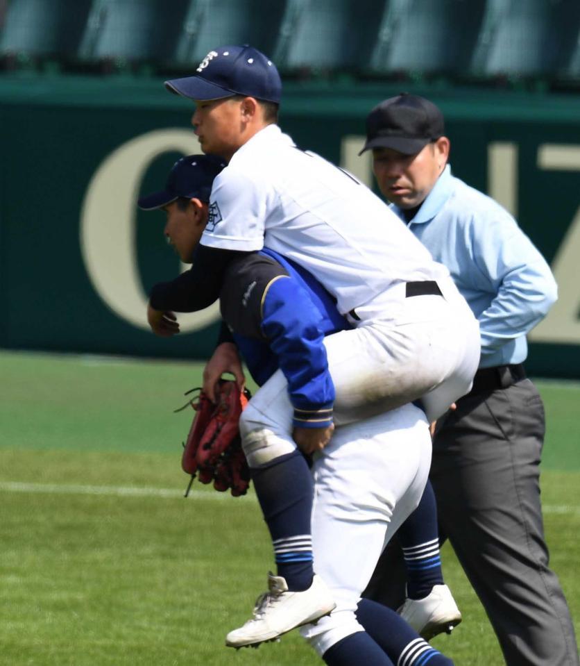 　６回、負傷し背負われる宇治山田商・郷