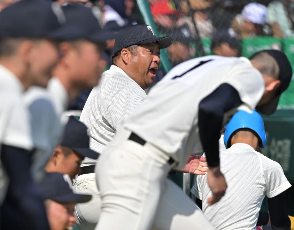 　北海に勝利し、声を出しながらベンチを出る大阪桐蔭・西谷浩一監督（中央）＝撮影・北村雅宏