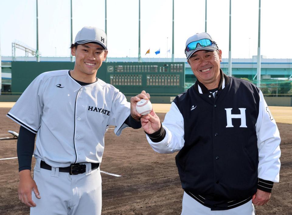 　初勝利を挙げ、ウイニングボールを手にするくふうハヤテの早川太貴（左）と赤堀元之監督（撮影・山口登）