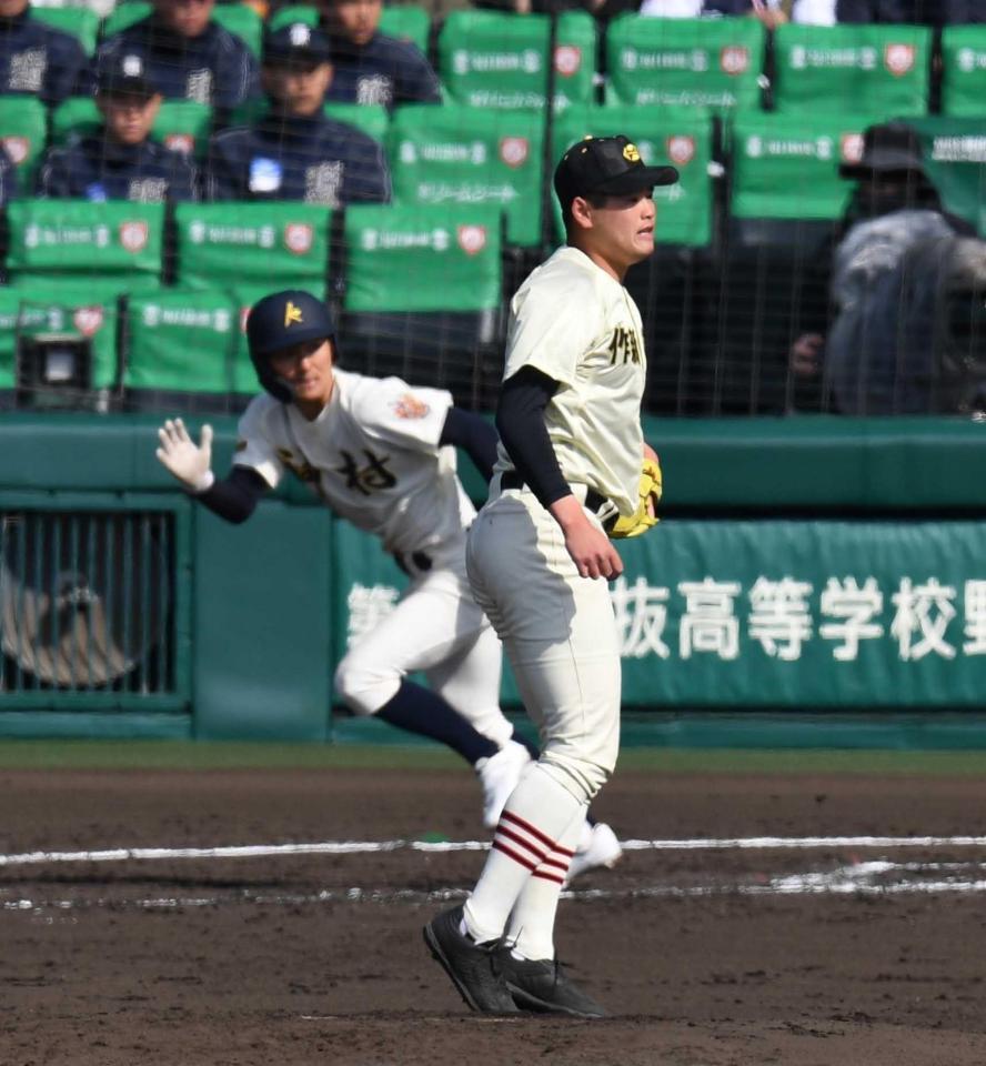 　２回、三塁、神村学園・増田に適時二塁打を浴びた作新学院・小川哲平（撮影・佐々木彰尚）