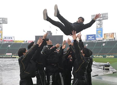 　胴上げされる飯田高校の笛木勝監督（撮影・石井剣太郎）