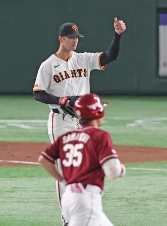 　２回、島内（手前）を左飛に仕留め、サムズアップするグリフィン