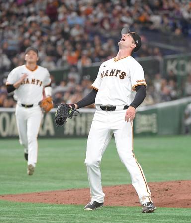 　３回、グリフィン（右）は小深田を投飛に打ち取る（撮影・佐藤厚）