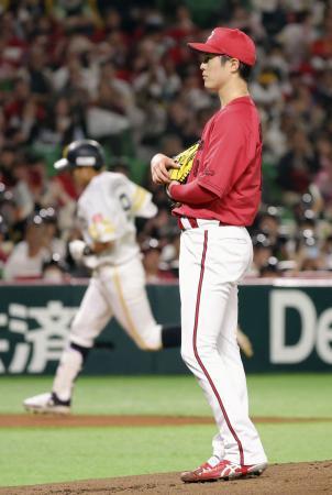 　１回、ソフトバンク・柳田（奥）に先制２ランを浴びた広島・森下＝ペイペイドーム