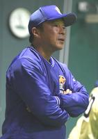 　練習を見守る星稜・山下智将監督（撮影・石井剣太郎）