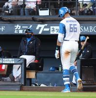 　８回、戦況を見つめる新庄監督（撮影・中島達哉）