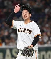 　９回を投げ終え、厳しい表情でベンチに戻る大勢