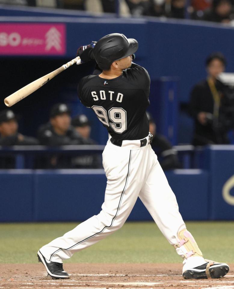 　２回、左越えに同点ソロを放つロッテのソト