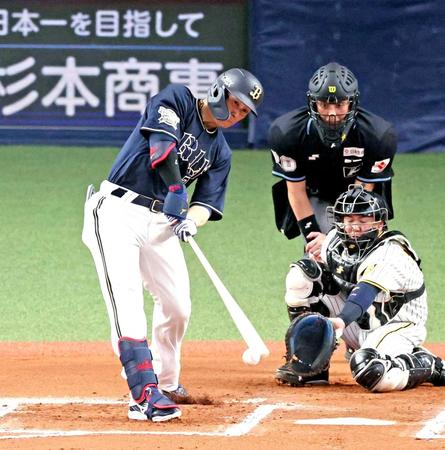 　６回、中前適時打を放つ西川（捕手・梅野）