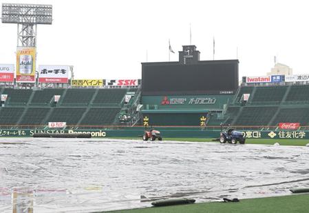 　グラウンド内はシートで覆われていた（撮影・石井剣太郎）