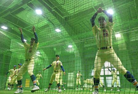 　室内で練習する星稜・佐宗翼（左）ら星稜ナイン（撮影・石井剣太郎）