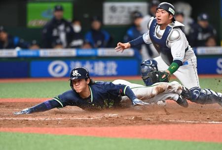 　９回、代打・川端の右飛で三塁走者・武岡が同点のホームイン（撮影・園田高夫）