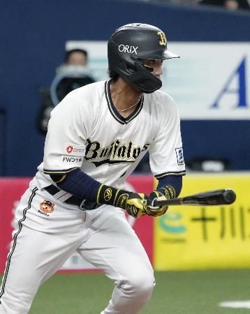 　４回、右前打を放つオリックス・宗＝京セラドーム