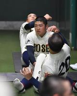 　雨で試合が中止となり室内練習場で体を動かす八戸学院光星の洗平比呂（中央）＝撮影・持木克友