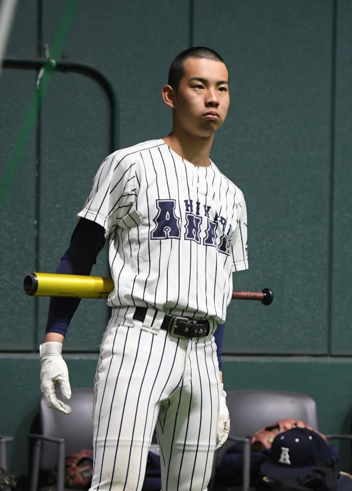 　室内で練習する阿南光・井坂琉星（撮影・石井剣太郎）