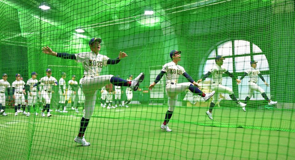 　雨で試合が中止となり練習する八戸学院光星ナイン（撮影・持木克友）