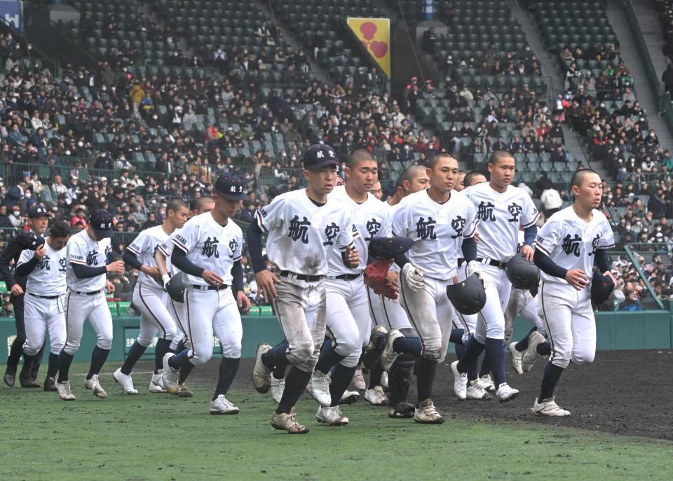 　試合に敗れ、落胆する日本航空石川ナイン（撮影・石井剣太郎）