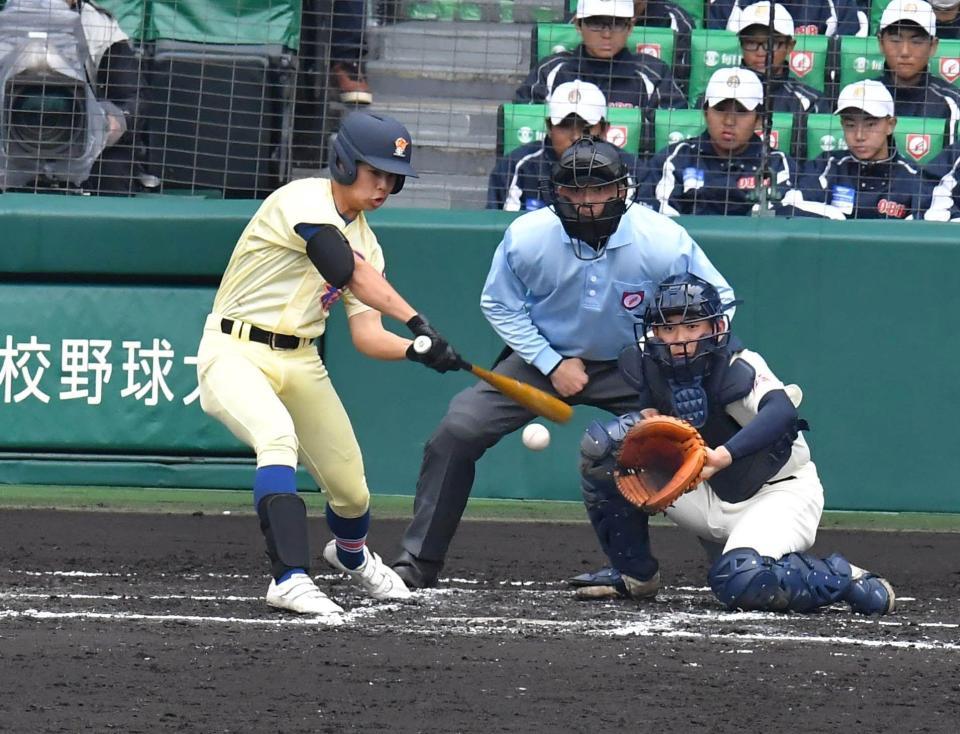 　６回、勝ち越しの左前適時打を放つ星稜・中島幹大（撮影・持木克友）