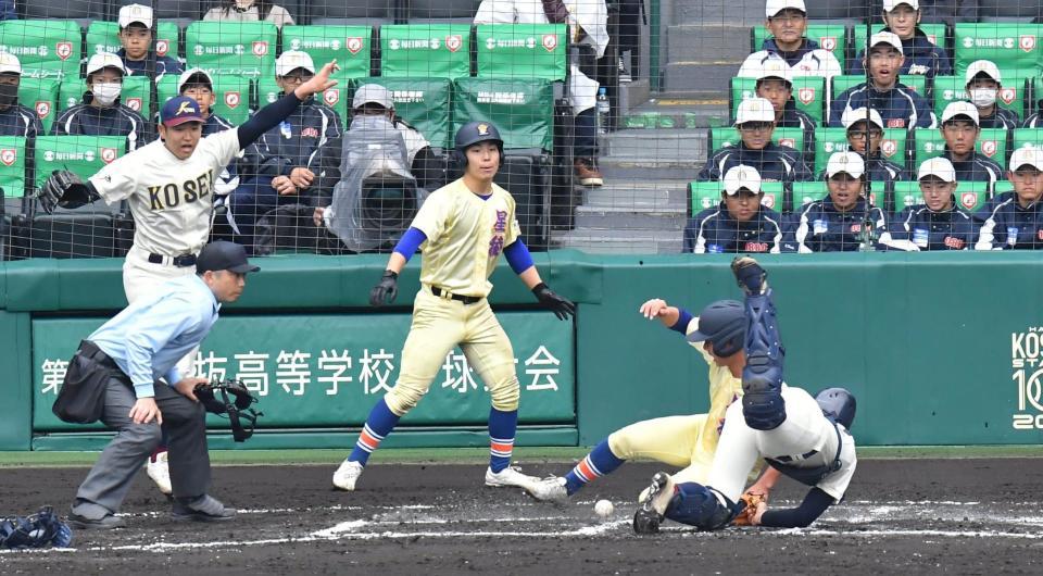 　６回、中島幹大の適時打で生還する星稜・服部航（撮影・持木克友）