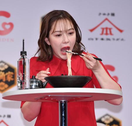 　うどんを試食する村重杏奈（撮影・出月俊成）