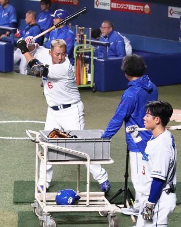 　打撃練習する中日の中田（左）＝バンテリンドーム